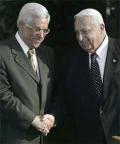 Det hittil siste møtet mellom Mahmoud Abbas og Ariel Sharon var i juli 2003. (Foto: AFP/Scanpix)
