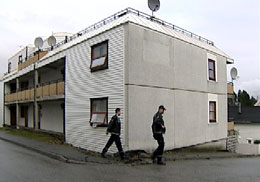 Politiet i arbeid ved huset der knivstikkingen skjedde. Foto: Ole Andreas Bø