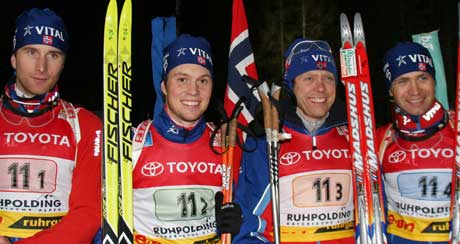 Egil Gjelland, Stian Eckhoff, Halvard Hanevold og Ole Einar Bjørndalen hadde god grunn til å smile etter utklassingsseieren i Ruhpolding. (Foto: Scanpix)