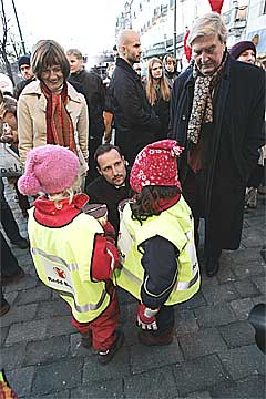 Kronprins Haakon gir penger til Redd Barnas yngste innsamlere, Sofie (t.h.) og Pia, begge 7 år, under solidaritetskonserten «En scene for Asia» i Oslo sentrum torsdag. Foto: Erlend Aas, Scanpix.