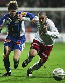 Wade Barrett (t.h.), slik FFK-supporterne husker ham, i tøff kamp med motstanderne. Her mot Bjørn Johansen, TIL. Foto: Sverre Jarild / SCANPIX Wade Barrett (t.h.), slik FFK-supporterne husker ham, i tøff kamp med motstanderne. Her mot Bjørn Johansen, TIL. Foto: Sverre Jarild / SCANPIX