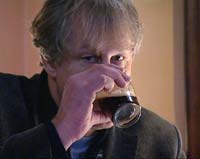 Jon Storaas, her med et glass Cola light, sier han kan savne å drikke vin øg øl, men at han ikke savner rusen.