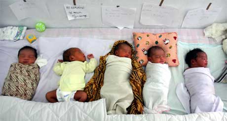 Bedre framtid? Alle disse babyene er født etter flodbølgekatastrofen (Scanpix/Reuters)