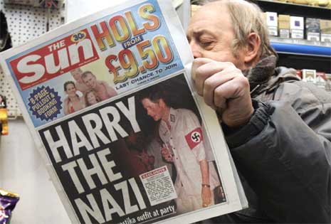 Den britiske tabloidavisen The Sun trykket et bilde av prins Harry iført nazi-uniform. (Foto: AP/Scanpix