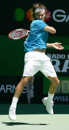 Roger Federer i aksjon i første runde. (Foto: Reuters/Scanpix)