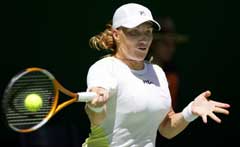 Svetlana Kuznetsova slår en retur i kampen mot Jessica Kirkland. (Foto: AFP/Scanpix) Svetlana Kuznetsova slår en retur i kampen mot Jessica Kirkland. (Foto: AFP/Scanpix)