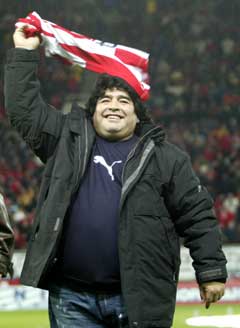 Diego Maradona viftet med et Olympiakos-skjerf under besøket i Hellas. (Foto: Reuters/Scanpix)