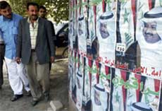 VALGKAMP: Kjempeplakater av president Ghazi al-Yawer vitner om at valgkampen går sin gang i Bagdad. Foto: Reuters/scanpix.