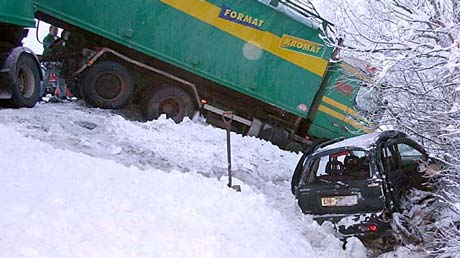 Både personbilen og vogntoget havnet utfor vegen (Foto: Reidar Opsal, Bygdebladet)