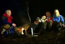 Øystein Dahle, Olav Viksmo, Tone Jorunn Tveito og Ingrid Vadder koser seg rundt bålet. (Foto: Petter G. Olden - FTV)