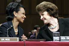 MEKTIGE DAMER: Condoleezza Rice og demokratenes lederer i Sentates utenrikskomité Diane Feinstein har åpenbart god kontakt. Foto: Reuters/Scanpix.