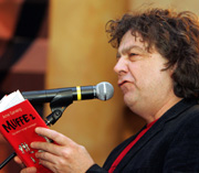 Arne Garvang leser fra sin egen bok, «Muffe 2 - og bakom synger hverdagen». Foto: Scanpix.