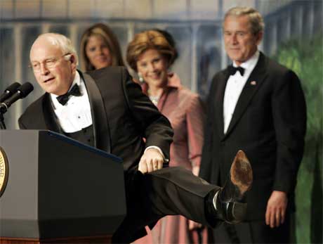 Visepresident Dick Cheney viser frem sine Texas-boots til presidentparet Laura og George W. Bush på det såkalte Texaner-ballet i natt norsk tid. (Foto: AP/Scanpix)t