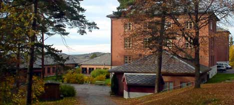 Hærens forvaltningsskole ble i 1983 flyttet fra Oslo til Halden. Fra 2002 fikk skolen status som Forsvarets forvaltningsskole, som underavdeling av Akershus. Foto: Rainer Prang, NRK.