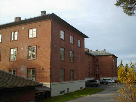 Kasernen på Forvaltningsskolen har 75 rom. Både skole- og kaserne er pusset opp for betydelige beløp senere år. Foto: Rainer Prang, NRK. 