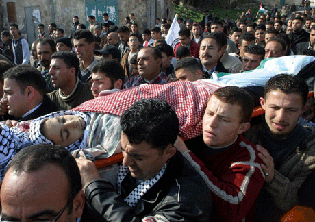 Palestinere bærer liket av den drepte 14-åringen Salah Ikhab i gravferden. Foto: AFP/Scanpix.