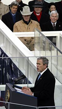 FORTSETTER KAMPEN: USAs president George W. Bush ble tatt i ed torsdag kveld. En av tilskuerne var John Kerry, som tapte presidentvalget for Bush i fjor høst. (Foto: Stephan Savioa/AP)
