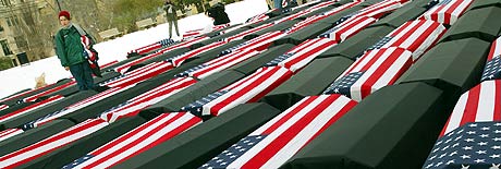 MALCOM X-PARKEN: Demonstranter plasserte kister isvøpt amerikanske flagg i parken for å minnes soldatene som er drept i Irak. (Foto: Shannon Stapleton/Reuters)