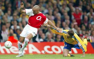 Thierry Henry er en av spillerne Lundekvam sliter med å stanse. (Foto: AFP / SCANPIX)