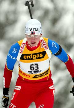 Linda Tjørhom på vei til 3. plass i Anterselva. (Foto: AP/Scanpix)