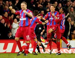 Crystal Palace-spillerne jubler etter 2-0-målet. (Foto: AFP/Scanpix) Crystal Palace-spillerne jubler etter 2-0-målet. (Foto: AFP/Scanpix)