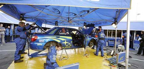 Bilen til Petter Solberg blir plukket helt fra hverandre på service, foto:swrt.com Bilen til Petter Solberg blir plukket helt fra hverandre på service, foto:swrt.com