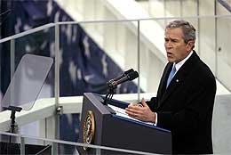 Bush holder innsettelsestalen i Washington 20.januar (Scanpix/AFP) 