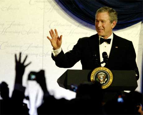 Bush på Constitutional Ball. De fire fingrene i været skal symbolisere de fire nye årene for Bush i Det hvite hus (Scanpix / Reuters)