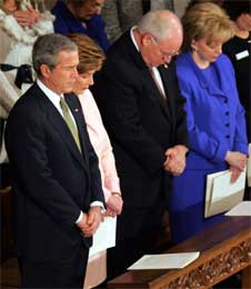 Presidential Inaugural Prayer, ekteparet George og Laura Bush (t.v.) sammen med Dick Cheney og hans kone Lynne (Scanpix / AP) 
