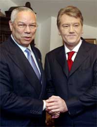 Jusjtsjenko vil åpne Ukraina mot Vesten og feiret dagen med Colin Powell (Scanpix/AP)