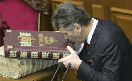 Jusjtsjenko kysser Grunnloven etter edsavsigelsen (Scanpix / AP)