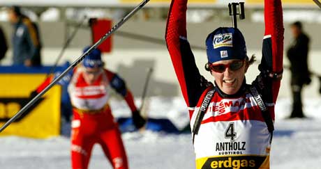 Sandrine Bailly var ikke langt foran Tora Berger i mål (Foto: AFP/Scanpix)