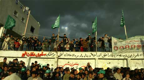 Hamas har signalisert at de kan gå inn i en roligere periode, men at det igjen bygges på muren, roer ikke gemyttene. Her fra en markering i Beit Hanoun på Gazastripen (Scanpix / Reuters)