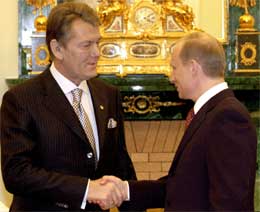 Et vennlig håndtrykk, men Jusjtsjenko har allerede vist sin selvstendighet ved å utnevne en statsminister som Putin ser på med skepsis (Scanpix/Reuters)