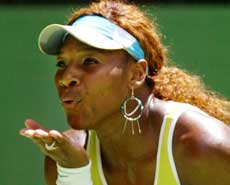 Serena Williams sendte Amelie Mauresmo på hodet ut av turneringen i Melbourne. (Foto: Scanpix)