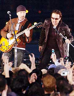 The Edge, Bono og U2 kan komme til å tjene over 1,5 milliarder kroner på årets turné. Foto: Bryan Bedder, AFP Photo. The Edge, Bono og U2 kan komme til å tjene over 1,5 milliarder kroner på årets turné. Foto: Bryan Bedder, AFP Photo.