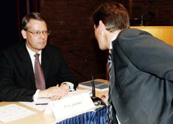 Peter Ruzicka (t.h.) og Finn Jebsen på Orklas generalforsamling i fjor. Alt da Ruzicka kom inn i styret for to år siden, gikk det rykter om at han skulle bli Jebsens arvtaker. (Foto: Cornelius Poppe, Scanpix)