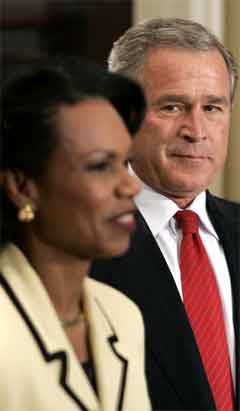 Bush med sin påtroppende utenriksminister Condoleezza Rice. (Foto: AP/Scanpix)