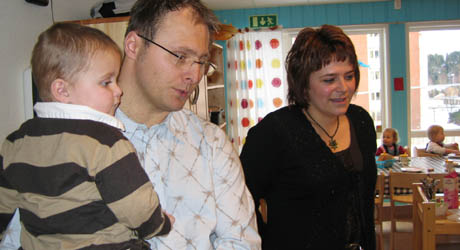 Styreleder og far, Johannes Christensen, og daglig leder Tone Fleischer er begge positive til satsingen på data i barnehagen. Foto: Kate Barth-Nilsen, NRK. 