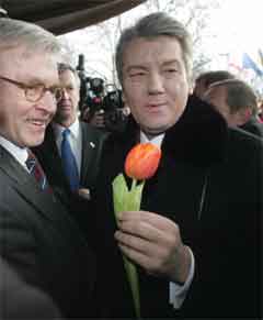 VIktor Jusjtsjenko fekk overrekt ein oransje tulipan av presidenten for parlamentet i Europarådet, Rene Van Der Lindeanas frå Nederland. (Foto. AFP/Scanpix) VIktor Jusjtsjenko fekk overrekt ein oransje tulipan av presidenten for parlamentet i Europarådet, Rene Van Der Lindeanas frå Nederland. (Foto. AFP/Scanpix)