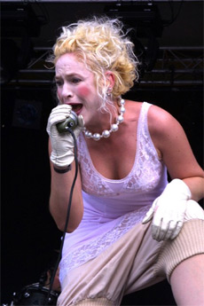 Karismatiske Agnete i utfoldelse på Storåsfestivalen 2004. Foto: Vilde Batzer, NRK Karismatiske Agnete i utfoldelse på Storåsfestivalen 2004. Foto: Vilde Batzer, NRK