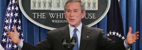 GESTIKULERENDE PRESIDENT: George W. Bush under pressekonferansen i Det hvite hus. (Foto: Ron Edmonds / AP / Scanpix)
