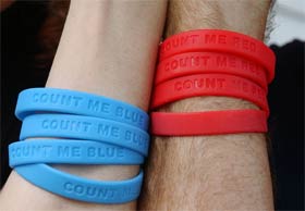 CONT ME...: Politiske armbånd er det siste nye i USA. Blått eller rødt? Kjekt å ha på tur. (Foto: AP Photo/J. Pat Carter)