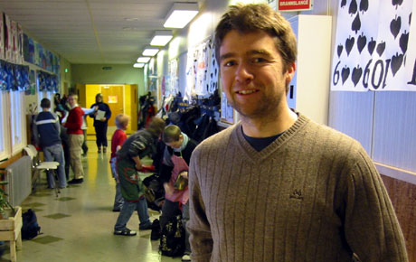 Børge Røhjell er lærer ved Verket skole i Folldal. Der har tøffere hybelhverdag vært tema på foreldremøte. 