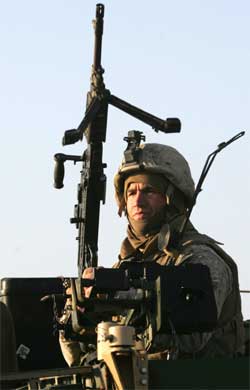 Amerikansk soldat på vakt i Al Anbar-provinsen i Vest-Irak. (Foto: Scanpix / Reuters / Erik de Castro)