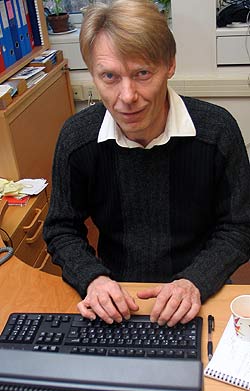 Professor Per Einar Granum fikk nok å henge fingrene i dagens under dagens nettmøte.