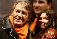 Eurosong på alvor: Den nyvalgte presidenten feirer seieren med Eurosong-vinner Ruslana (Foto: Efrem Lukatsky/AP) Eurosong på alvor: Den nyvalgte presidenten feirer seieren med Eurosong-vinner Ruslana (Foto: Efrem Lukatsky/AP)