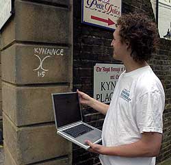 Trådløst nettverk i nærheten! I London ble det tidligere merket hvor man kunne finne trådløse nettverk å snylte på. (Foto: AP/Scanpix)