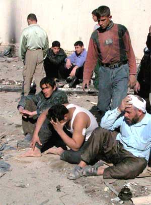 Irakere som ble skadd av en bombe i Samarra torsdag. (Foto: Scanpix / AP / Hameed Rashid)