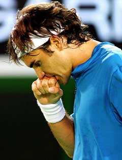 Roger Federer var bekymret mot slutten av kampen. (Foto: Reuters/Scanpix)